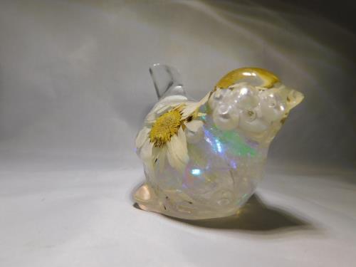 Daisy Resin Bird - Pearls and Opals